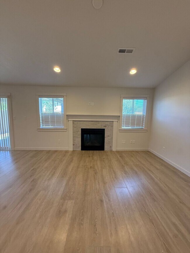 Foto del edificio - 3 Bedroom / 2 Bathroom in NW Redmond OR