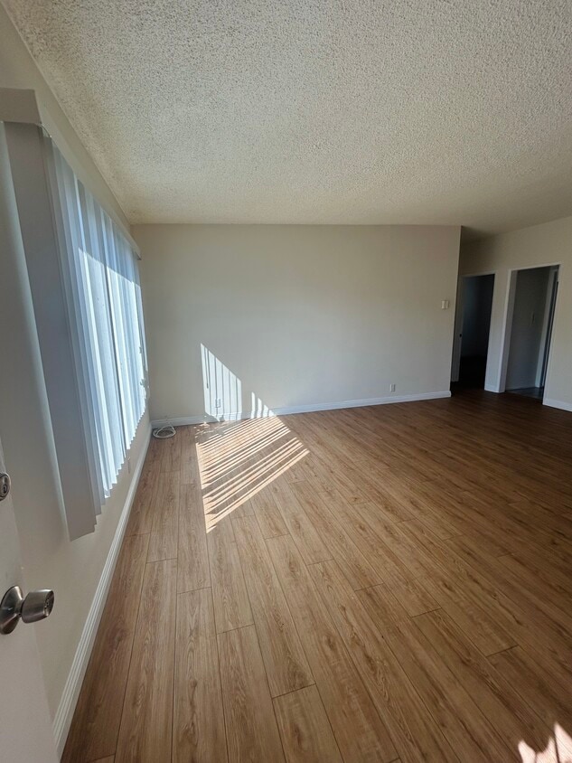 Foto principal - 447 E 61st St