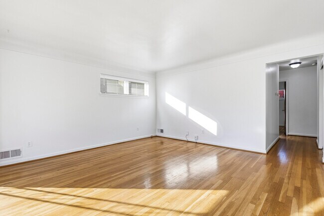 Foto del edificio - 24609 Flower Ave