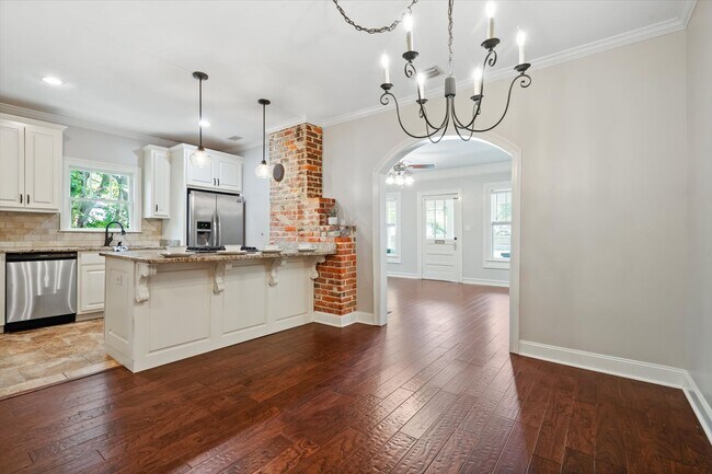 Building Photo - MOVE IN READY BEAUTY IN THE HEART OF MIDTOWN