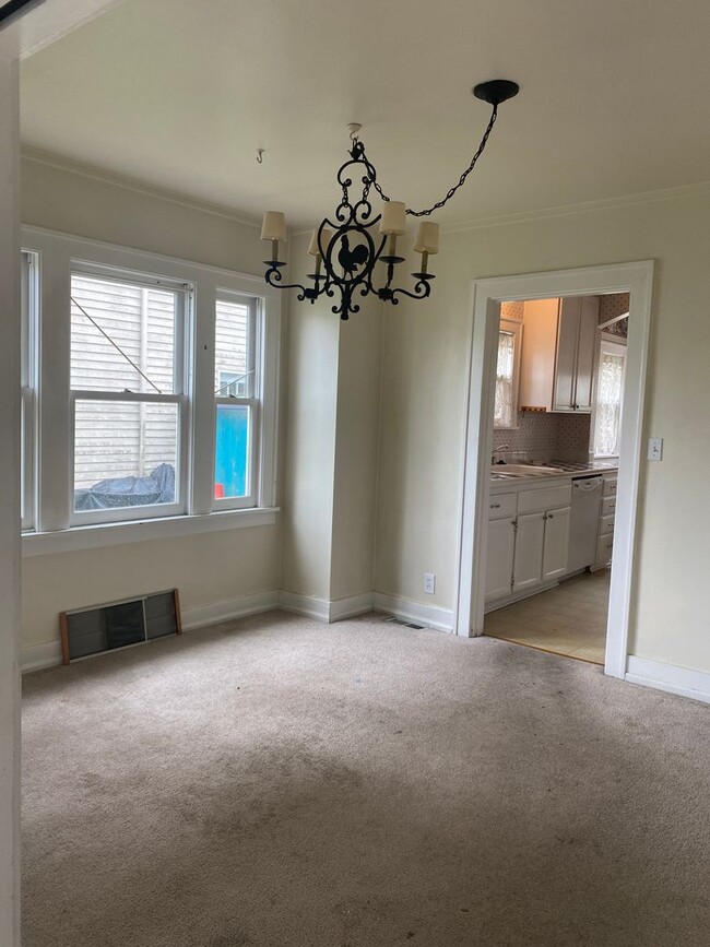 Building Photo - $500 OFF FIRST MONTH'S RENT!!! Charming 4 ...
