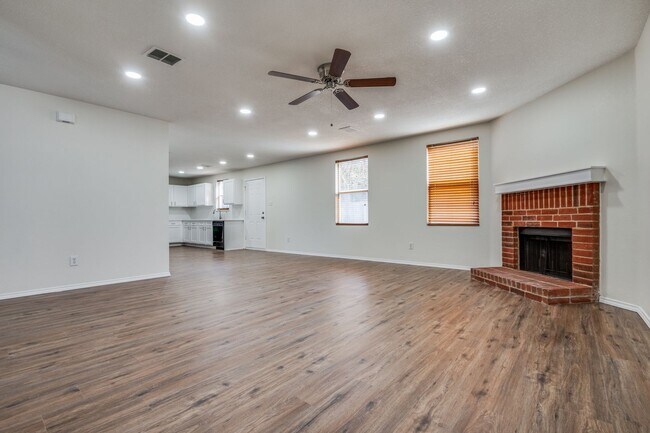 Foto del edificio - Live Large in Cedar Hill – 5BR with Pool &...