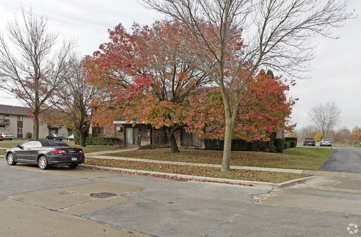 Building Photo - 9015 N 96th St