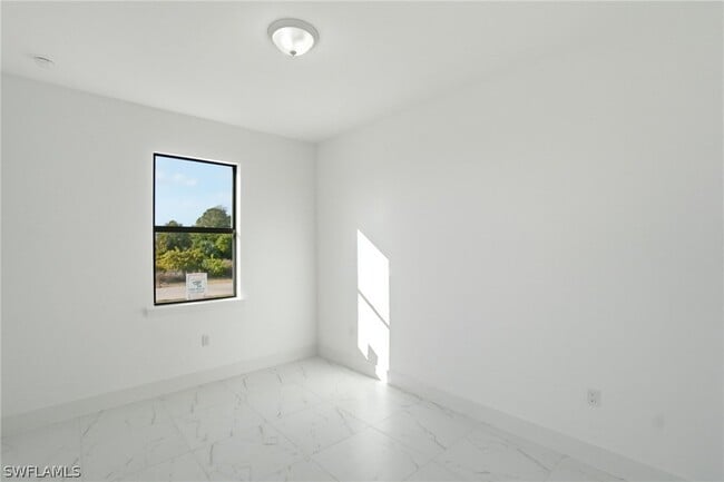 Foto del edificio - 2404-2406 Mae Ave S