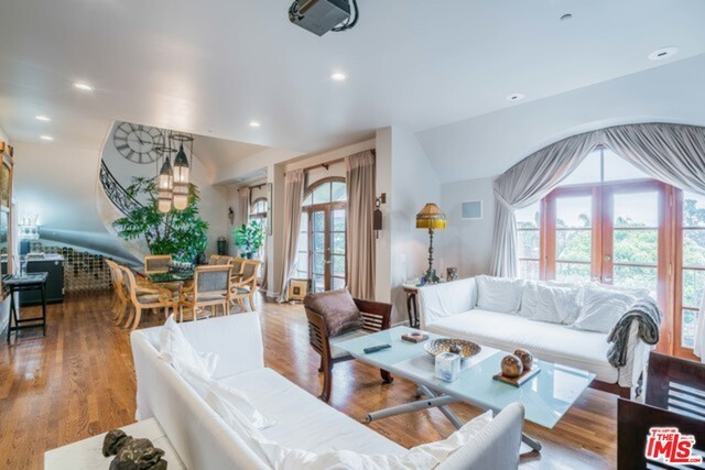 Foto principal - 277 S Spalding Dr
