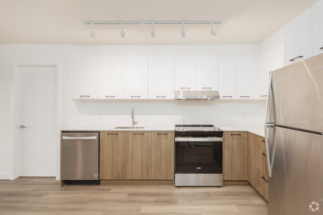 2BR, 2BA - 791SF - Kitchen - Wood and Water