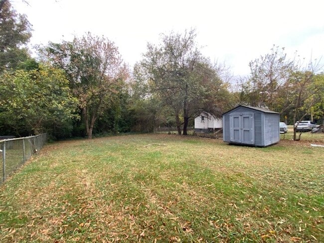 Building Photo - 1/2 MONTH OFF * 2-Bed 1 bath | 5 Minutes to Downtown)