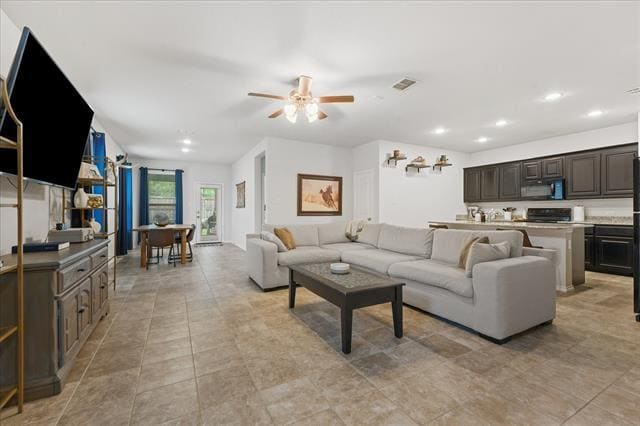 Building Photo - 585 Concho St