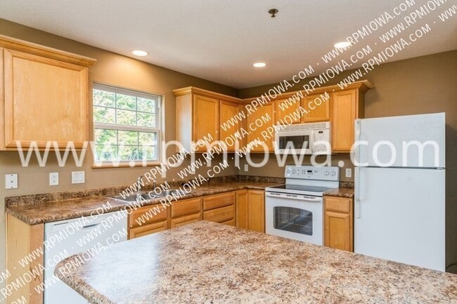Building Photo - 2 BEDROOM 2.5 BATH  TOWNHOME IN JOHNSTON
