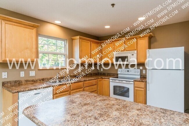 Foto del edificio - 2 BEDROOM 2.5 BATH  TOWNHOME IN JOHNSTON