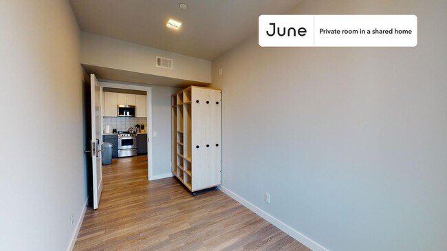 Building Photo - Private bedroom in 4 bed/2 bath Home