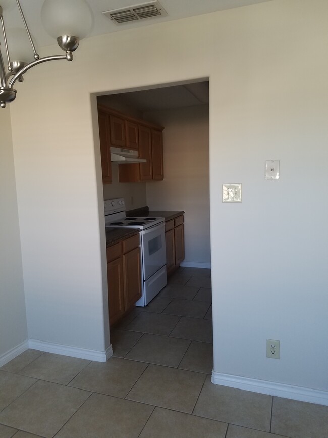 Building Photo - 2720 Camelot Dr