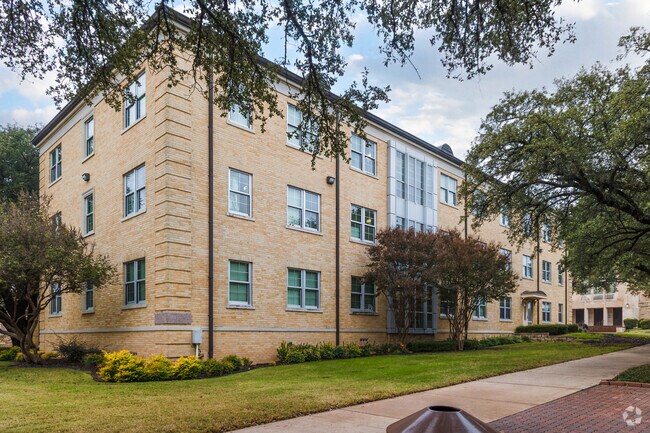 Alternar - TCU Sherley Hall