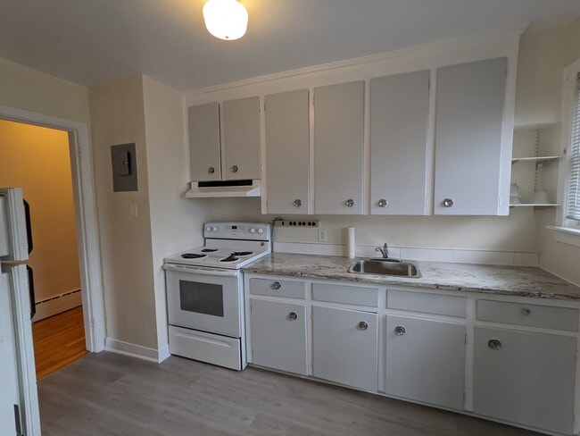 Building Photo - Upper Unit In Great Location