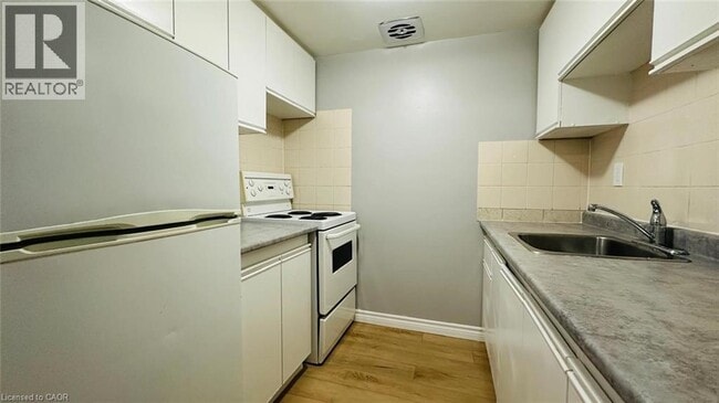 Photo du bâtiment - 1200 Courtland Ave E