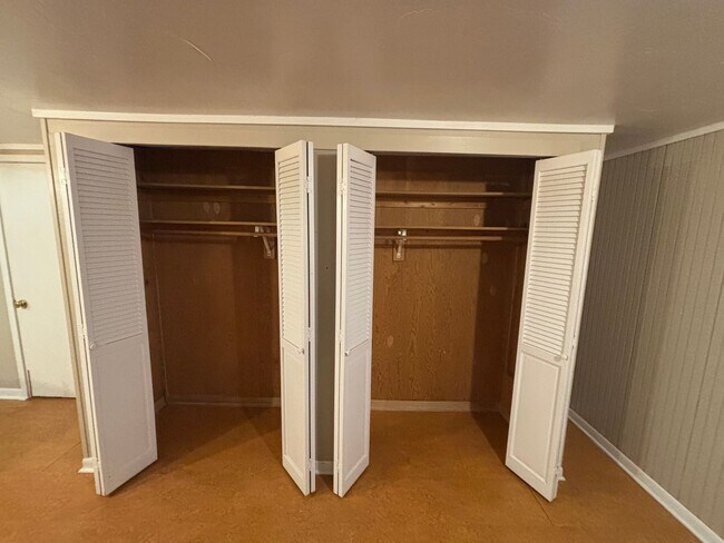 Foto del edificio - Spacious 2BR Basement Apartment – Utilitie...