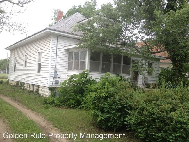 Building Photo - 3 br, 1 bath House - 308 E 5th