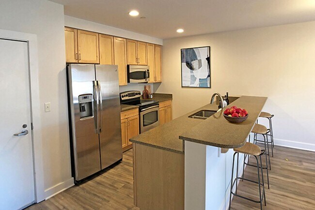 Building Photo - Avl NOW - No Fee! Updated 2BR in downtown ...