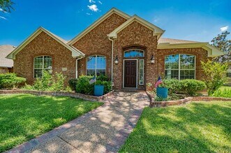 Building Photo - 910 Crater Lake Ct
