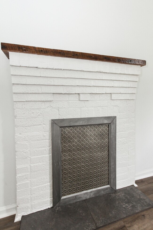 Chimenea decorativa - 810 Shull St