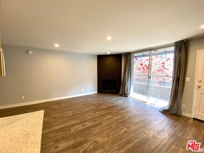 Foto del edificio - 1529 S Bundy Dr