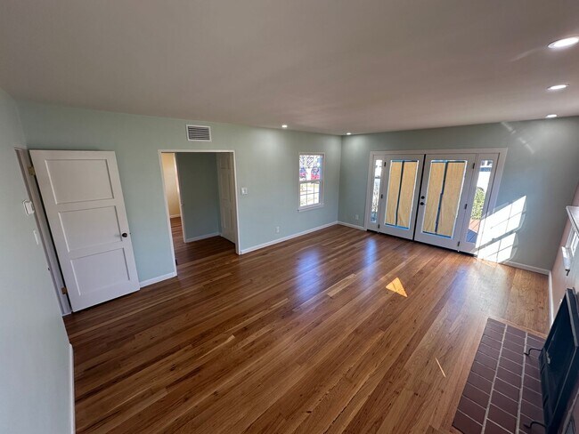 Foto del edificio - Cute NE 2 Bedroom, 1 Bath Home close to Hancock College