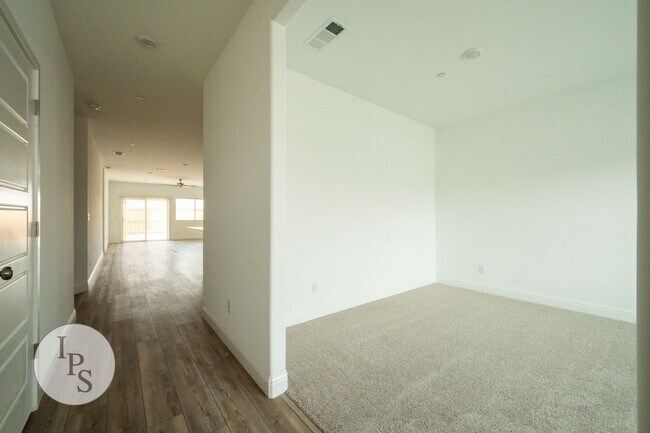 Building Photo - North Clovis Home, 3BR/2BA + Den/Possible ...