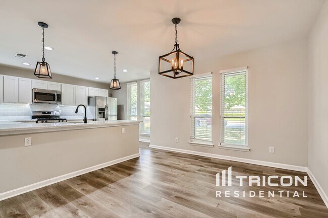 Building Photo - 122 Roma Dr