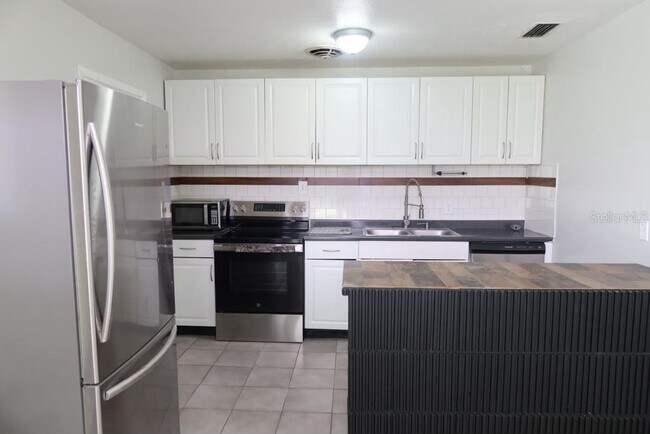 Foto del edificio - 6731 Mopsy Ln