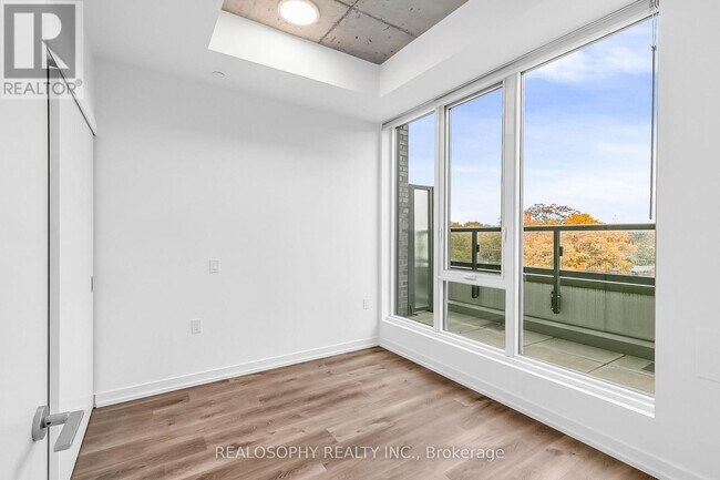 Building Photo - 115 Larchmount Ave