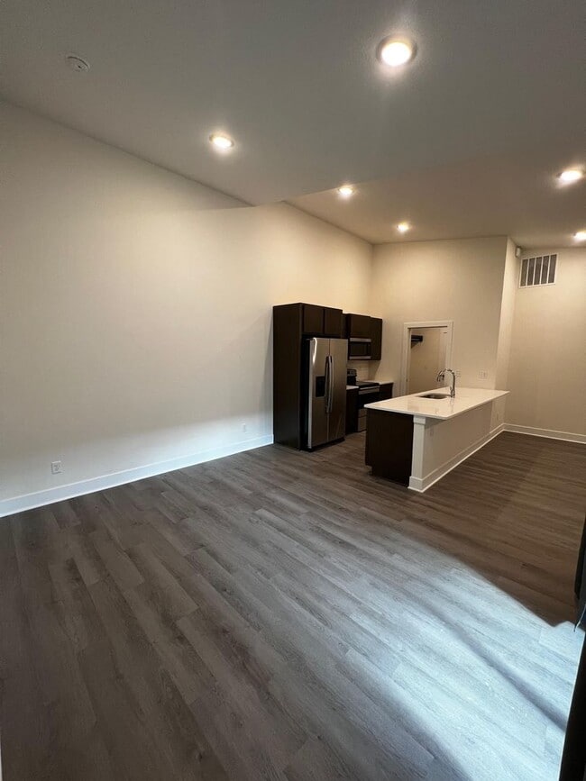 Building Photo - 11613/15 Harry