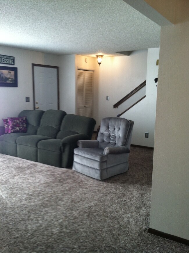 Building Photo - 2 Bedroom 1 Bathroom Unit in 4-Plex