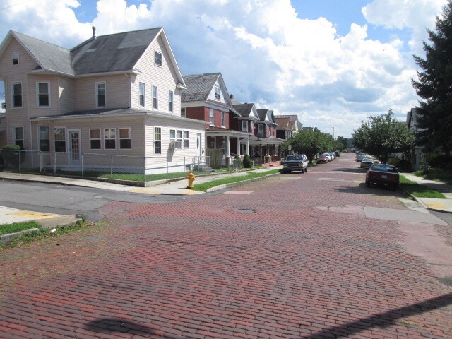 Building Photo - 132 Grand Ave