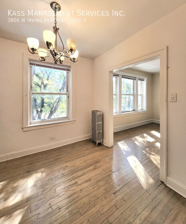 Foto del edificio - 3806 W Irving Park Rd