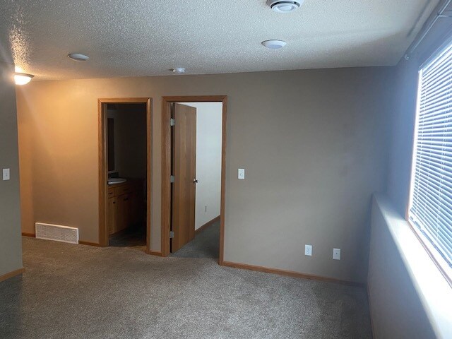 Sala de estar, dormitorio y baño en la planta baja. - 1302 Westport Beach Way