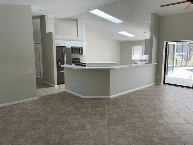 Building Photo - 242 Snyder Dr
