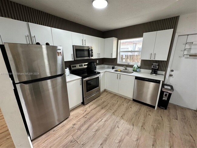 Building Photo - 6040 SW 35th St
