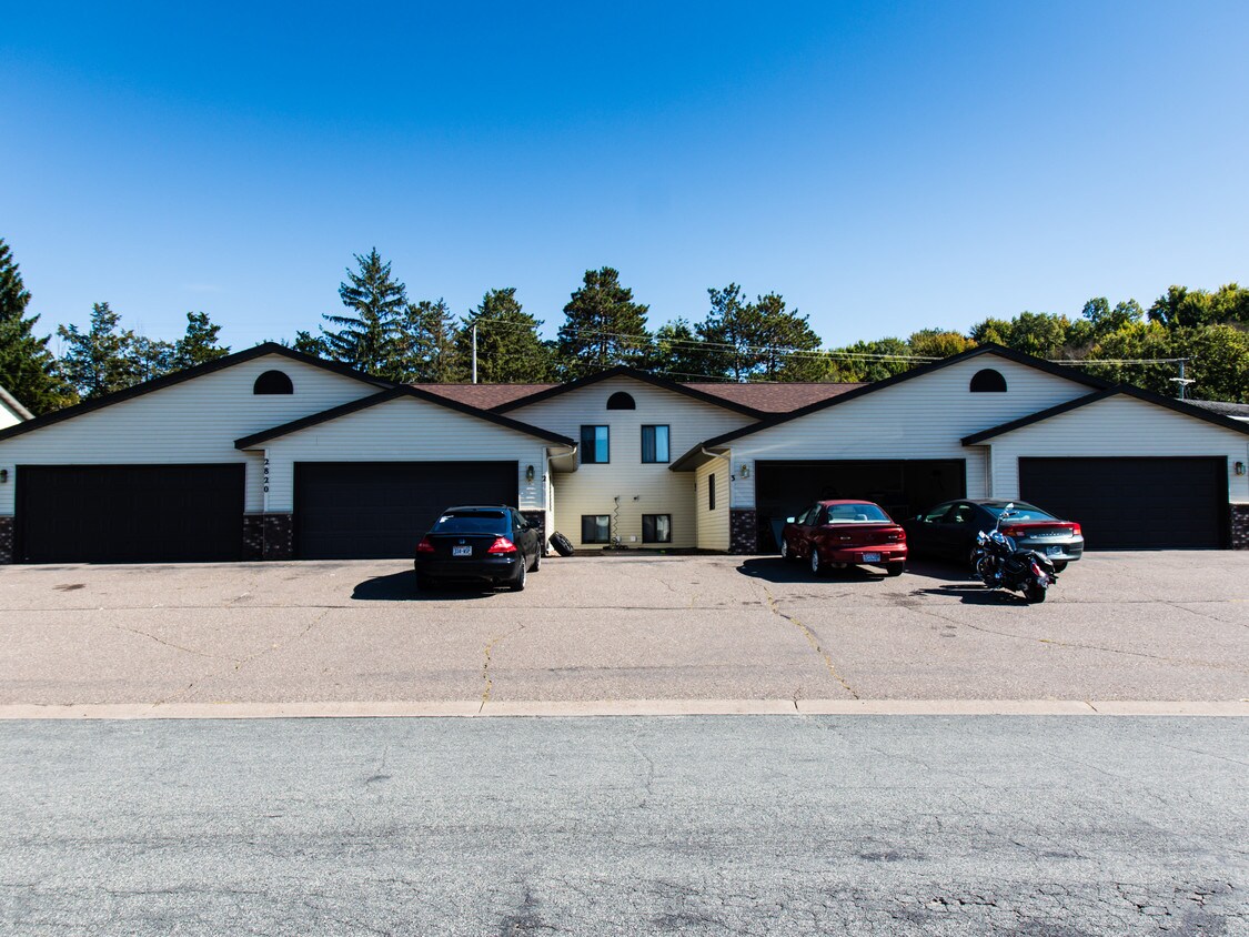 2820 Edgewood Dr, Menomonie, WI 54751 Townhouse for Rent in Menomonie