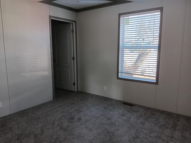 Foto del edificio - 388 Sterling Dr