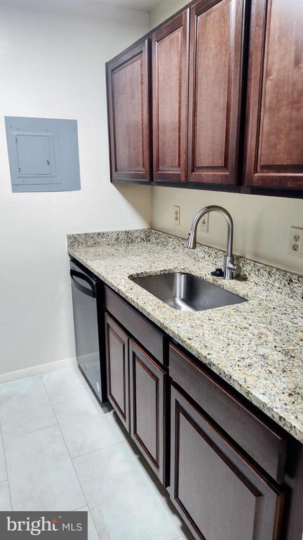 Foto del edificio - 6100 Westchester Park Dr