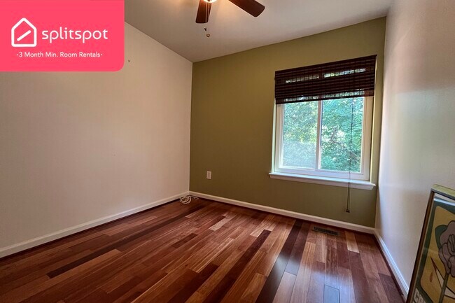 Foto del edificio - Private room in 3 bedroom Washington Apart...