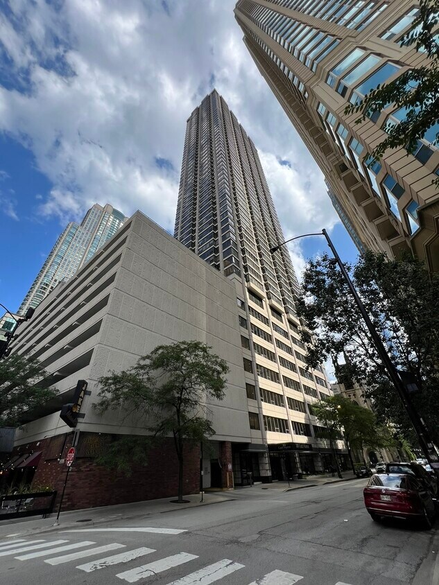 Foto principal - 30 E Huron St