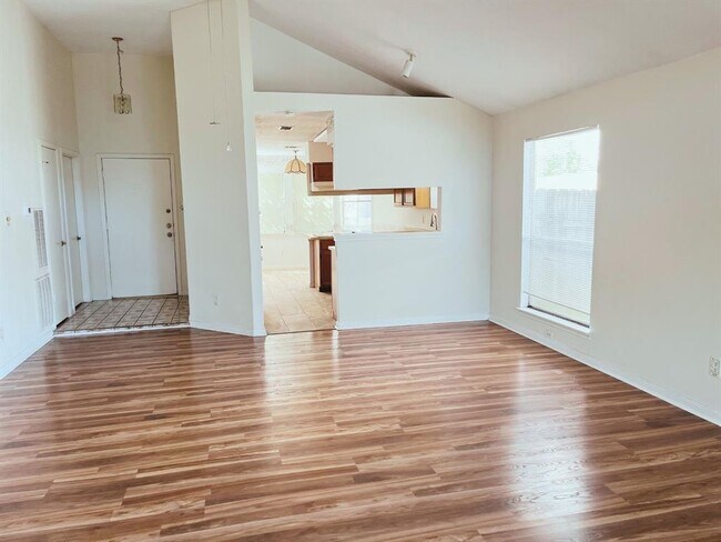 Foto del edificio - 10550 Walnut Glen Dr
