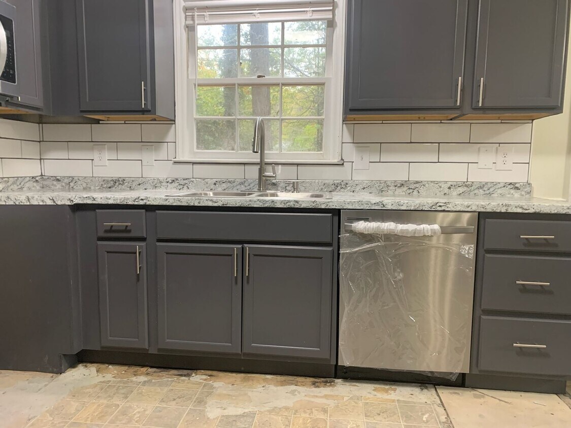 Building Photo - Coming Soon! Spacious Home in Desirable Ho...