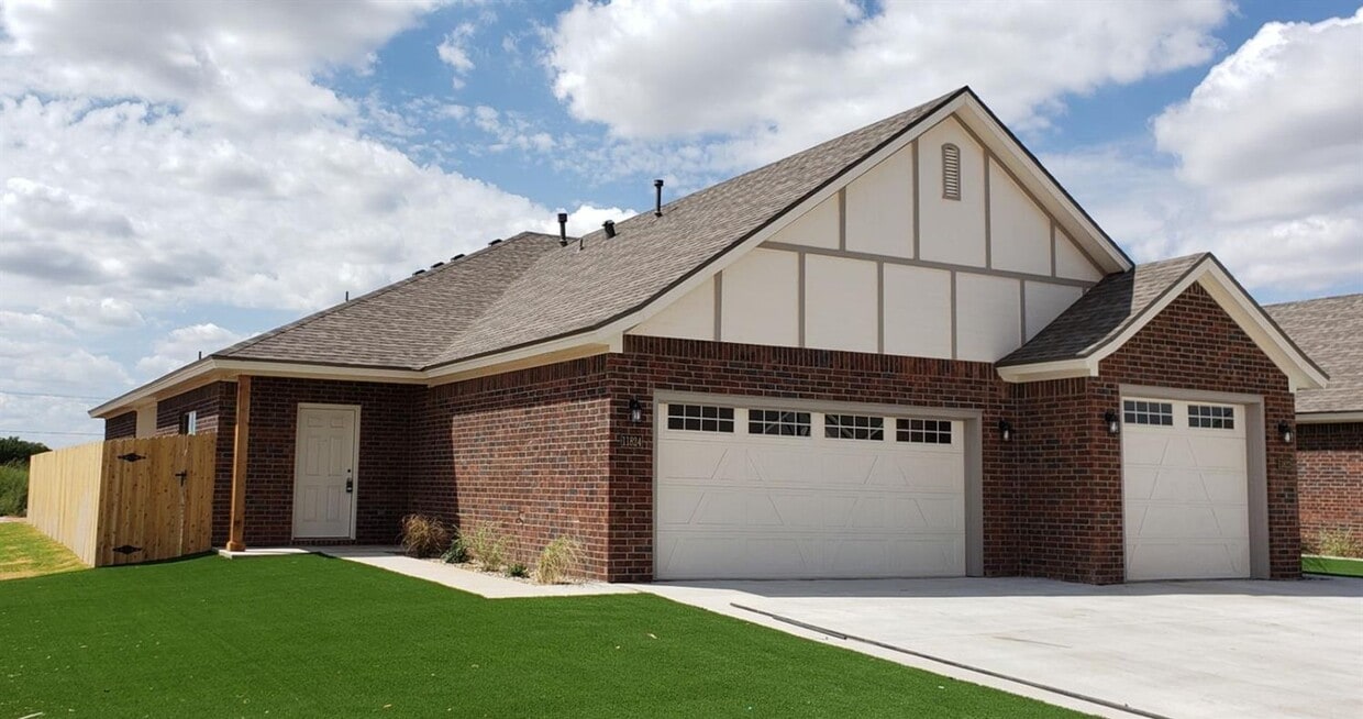 Primary Photo - Cooper ISD- Luxury Duplex in Southwest Lub...