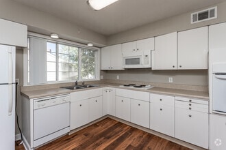 Pacific Gardens Apartments photo'