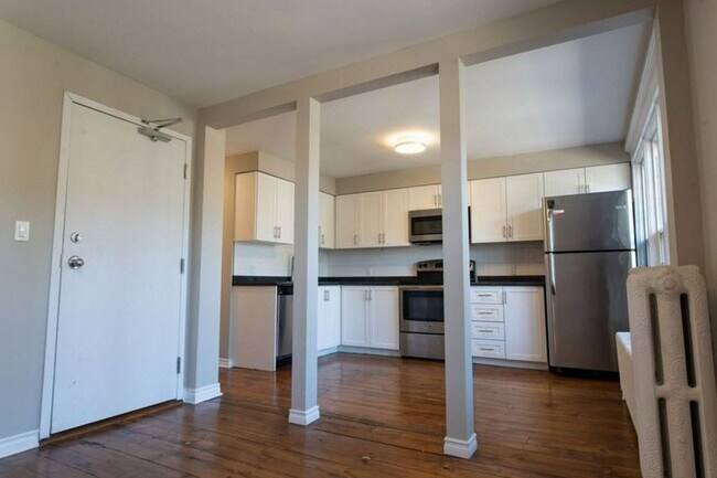 Building Photo - Central 2 Bed with ensuite laundry!