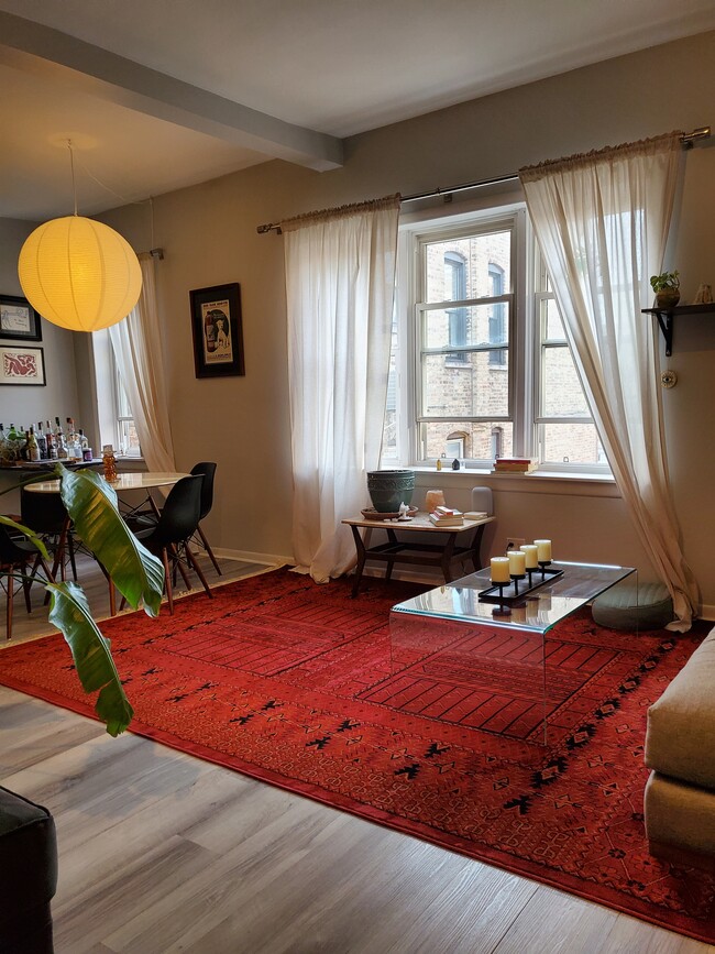 Foto del edificio - 2509 W Augusta Blvd