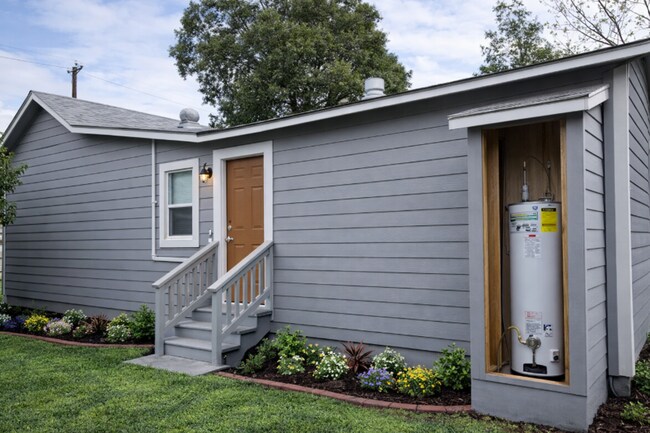 Building Photo - Beautifully Updated 3-Bedroom Home Near Downtown