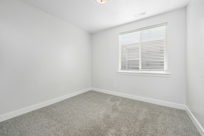 Building Photo - 372 W 750 N